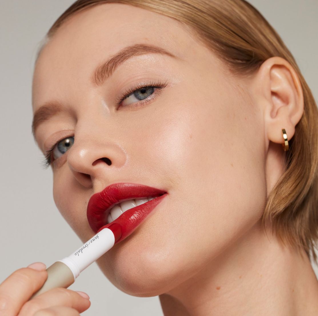 Skinification af makeup: Derfor er hudplejende makeup sommerens største skønhedstrend