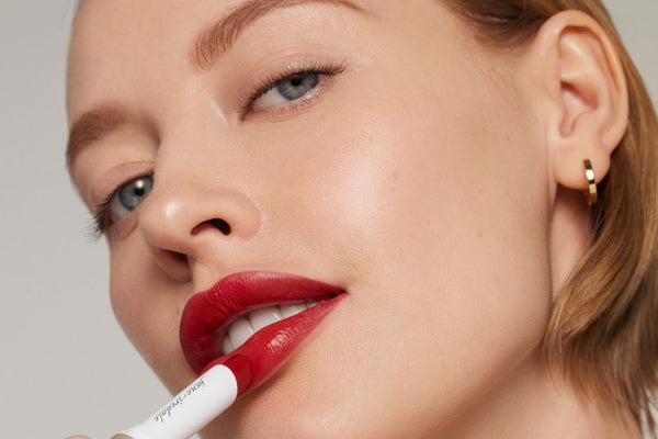 Skinification af makeup: Derfor er hudplejende makeup sommerens største skønhedstrend